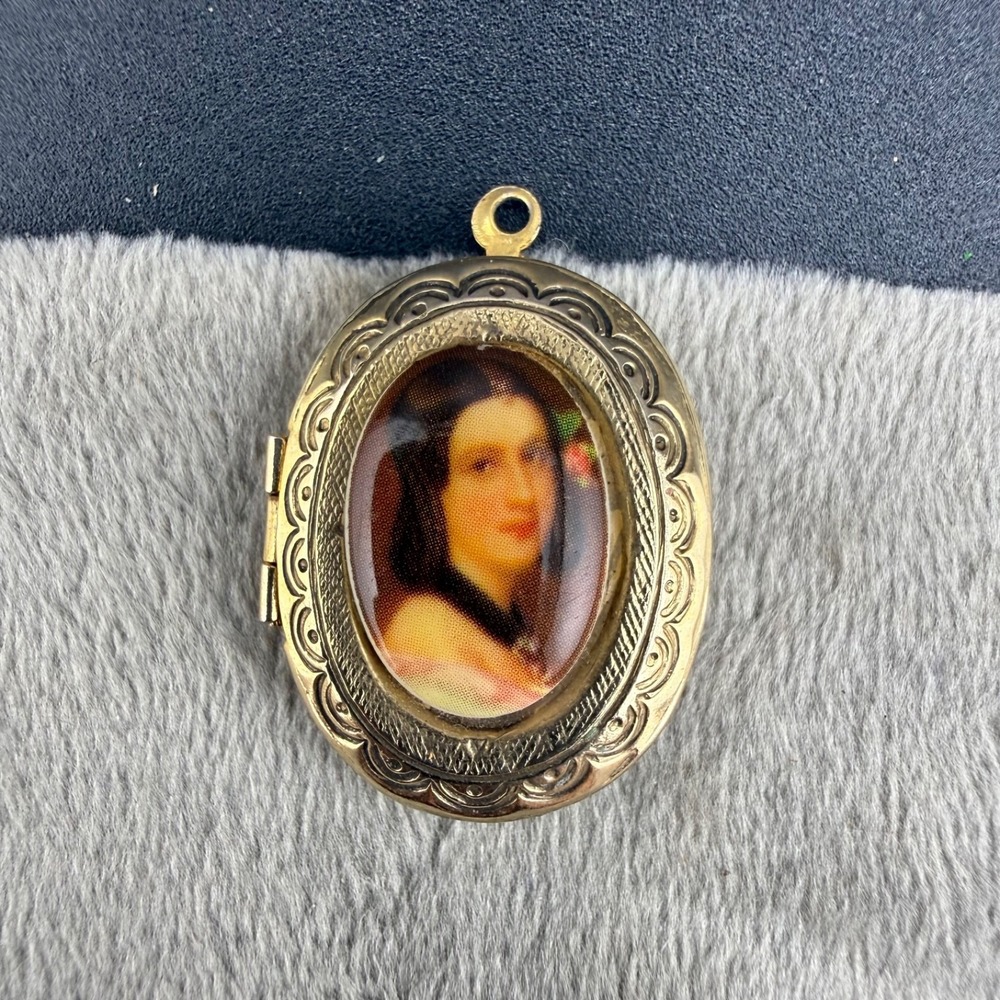 Vintage Cameo Locket Gold Tone Porcelain
